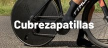 Detalle de ciclista con cubrezapatillas GripGrab parado sobre su bicicleta