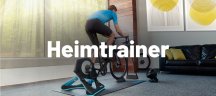 Radfahrer trainiert auf Garmin Tacx Heimtrainer im Wohnzimmer, Kachel Heimtrainer