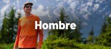 Hombre con ropa naranja de Norrøna en un bosque en un día soleado
