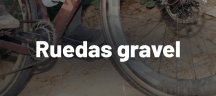 Bicicleta cubierta de tierra con ruedas gravel