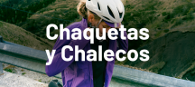 Mujer con casco blanco de ciclismo y una chaqueta violeta de ciclismo