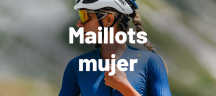 Mujer con maillots Alé de ciclismo de color azul, gafas y casco de ciclismo