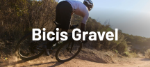 Giant Bicicletas Gravel Persona con una bicicleta gravel en un camino de tierra