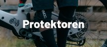 EVOC Protektoren Banner mit Person, die EVOC Knieprotektoren trägt