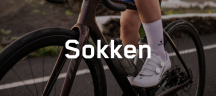 Sokken van FINGERSCROSSED Een persoon draagt korte sokken tijdens het fietsen.