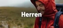 Close-Up eines Mannes mit VAUDE Regenjacke beim Wandern