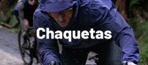 MAAP - Chaquetas, chubasqueros y cortavientos Chaqueta de color violeta que lleva un ciclista bajo la lluvia