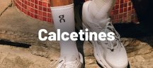 Calcetines On Running Persona con calcetines blancos y zapatillas blancas de on running