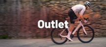 Vision onderdelen in de OUTLET Een wielrenner rijdt hard over een bergweg