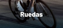 Campagnolo - Ruedas de alta calidad para el ciclismo Imagen de unq bicicleta que esta siendo pedaleada por una persona con zapatillas blancas