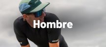 Hombre que parece que pedalea una bicicleta con gorra y gafas y un cielo nublado