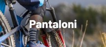 Persona con pantaloni da ciclismo Endura