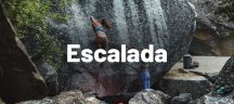 Personas escalando una pared que es una cascada