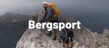 VAUDE - functionele producten voor bergsporters Een groep bergsporters tijdens het klimmen in de bergen met VAUDE-uitrusting.