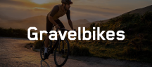 Orbea Bikes – hochwertige Gravelbikes Orbea Gravel-Bike-Kategorie Banner, der einen Gravel-Radfahrer in den Bergen zeigt und der Aufschrift Gravel Bikes