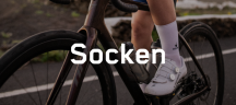 Socken von FINGERSCROSSED Eine Person trägt beim Rennradfahren kurze Socken.