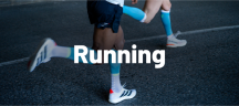 Compressport Laufbekleidung und -socken Zwei Läufer in Compressport-Kompressionssocken auf Asphalt