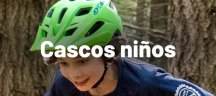 Niños con un casco color verde fluorescente de la marca Giro