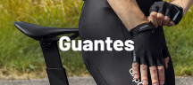 Primer plano de ciclista con guantes sin dedos GripGrab negros 