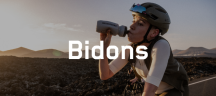 Bidons van FINGERSCROSSED Een vrouw drinkt uit een bidon.