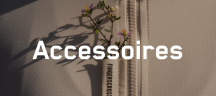 Accessoires von FINGERSCROSSED Ein kleines Stück einer Blume, das auf einem Schild an einem Radtrikot befestigt ist.