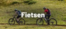 Osprey rugzakken: de ideale uitrusting voor trektochten en reizen Een vrouw en een man op de fiets met Osprey-rugzakken