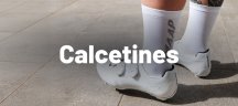 Calcetines de color blanco de MAAP con unas zapatillas de ciclismo en un suelo blanco