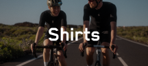Shirts van FINGERSCROSSED Twee mensen op racefietsen rijden over het asfalt.