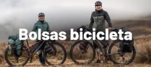 Bolsas bicicleta: pareja con bicicletas de bikepacking cargadas con alforjas y bolsas VAUDE en un páramo con niebla