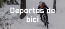 Hombre pedaleando en la nieve con ropa y equipo Norrøna.