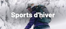 Un homme dans une forêt hivernale avec un sac à dos Osprey
