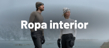Ropa interior: hombre y mujer con capas base térmicas Odlo caminan junto al mar entre la niebla