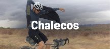 Persona que está en una bicicleta que se está colocando un chaleco
