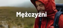 Zbliżenie mężczyzny w kurtce przeciwdeszczowej VAUDE podczas wędrówki.