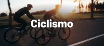 Calcetines de ciclismo FALKE - Calidad y Rendimiento para cada Actividad Dos ciclistas en una carretera con el sol de fondo en un atardecer