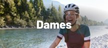 VAUDE - duurzame outdoor producten voor dames Een vrouw in VAUDE-fietskleding tijdens het gravelbiken in de natuur.