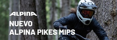 Ciclista de MTB con casco integral Alpina Pikes MIPS en el bosque