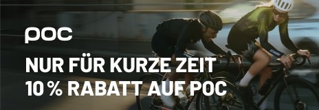 Zwei Radfahrende mit POC Gravel Helmen am Anfang einer Tour im urbanen Umfeld.