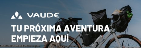 La bicicleta gravel con bolsas Vaude de bikepacking, con el mar de fondo.