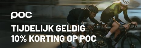 Twee fietsers met POC Gravel-helmen aan het begin van een tocht in een stedelijke omgeving.