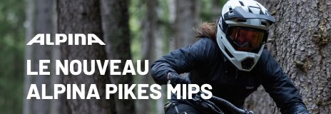Cycliste VTT avec casque intégral Alpina Pikes MIPS en forêt