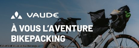 Le vélo Gravel équipé de sacoche Vaude pour le bikepacking, avec la mer en arrière-plan.