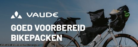 De gravelbike met Vaude-bikepackingtassen, met de zee op de achtergrond.