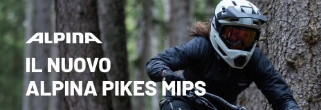 Ciclista MTB con casco integrale Alpina Pikes MIPS nel bosco