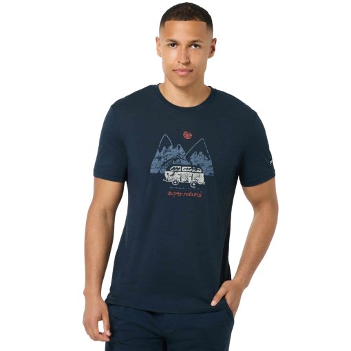 Foto de SUPER.NATURAL Camiseta Hombre - Dolomites Campsites - Blueberry/Various