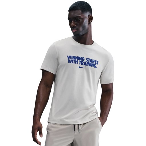 Produktbild von Nike Winning Dri-FIT T-Shirt Herren - light bone/bright blue HV4187-072