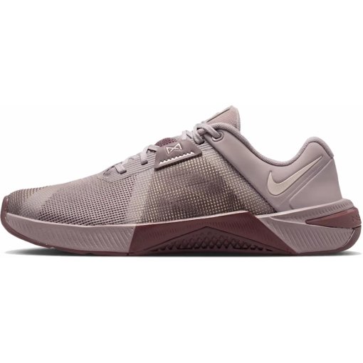 Productfoto van Nike Metcon 10 Workout-Schoenen Dames - light violet ore/tattoo/silt red HQ2620-200