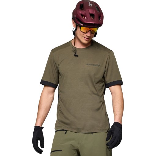 Photo produit de Norrona fjørå equaliser T-shirt pour hommes - Olive Night/Caviar Black