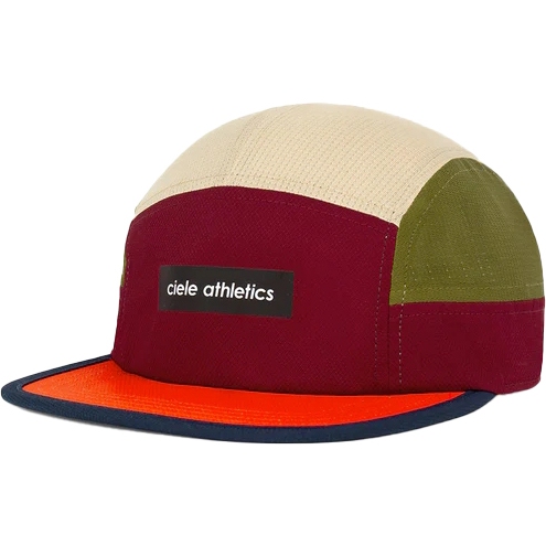 Foto de Ciele Athletics Gorra Running - GOCap - Field Iconic Bar - crimsonred-terrain