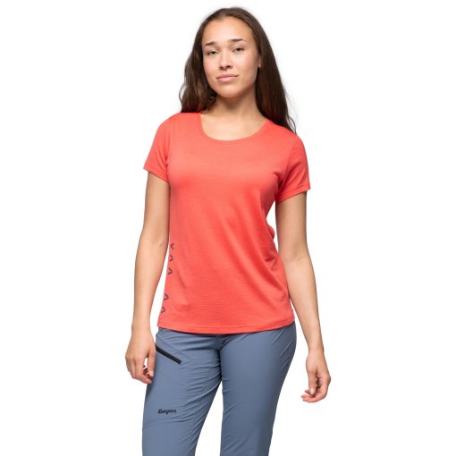 Foto de Bergans Camiseta Mujer - Vaagaa Adventure Merino - peachy red/granite blue mgv